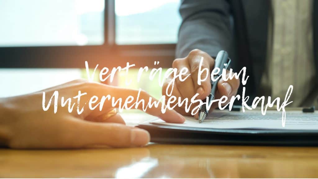 Szerződések az üzlet eladásakor írás két üzletember fotóján