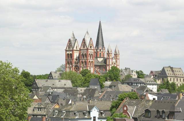 Profilansicht der Burg Limburg vor der Limburger Stadtfassade