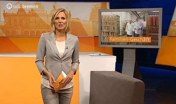Blonde Moderatorin von Radio Bremen präsentiert Beitrag zum Familien-Geschäft