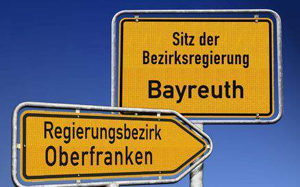 Ortseingangsschilder "Bayreuth" und "Regierungsbezirk Oberfranken"