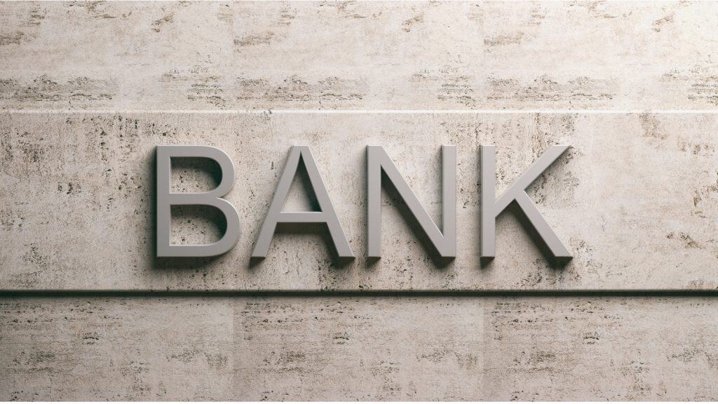 Egy bank logója egy kőfalon