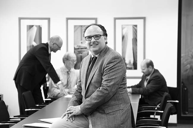 O fundador da KERN, Nils Koerber, a sorrir numa sala de reuniões com outros parceiros da KERN.