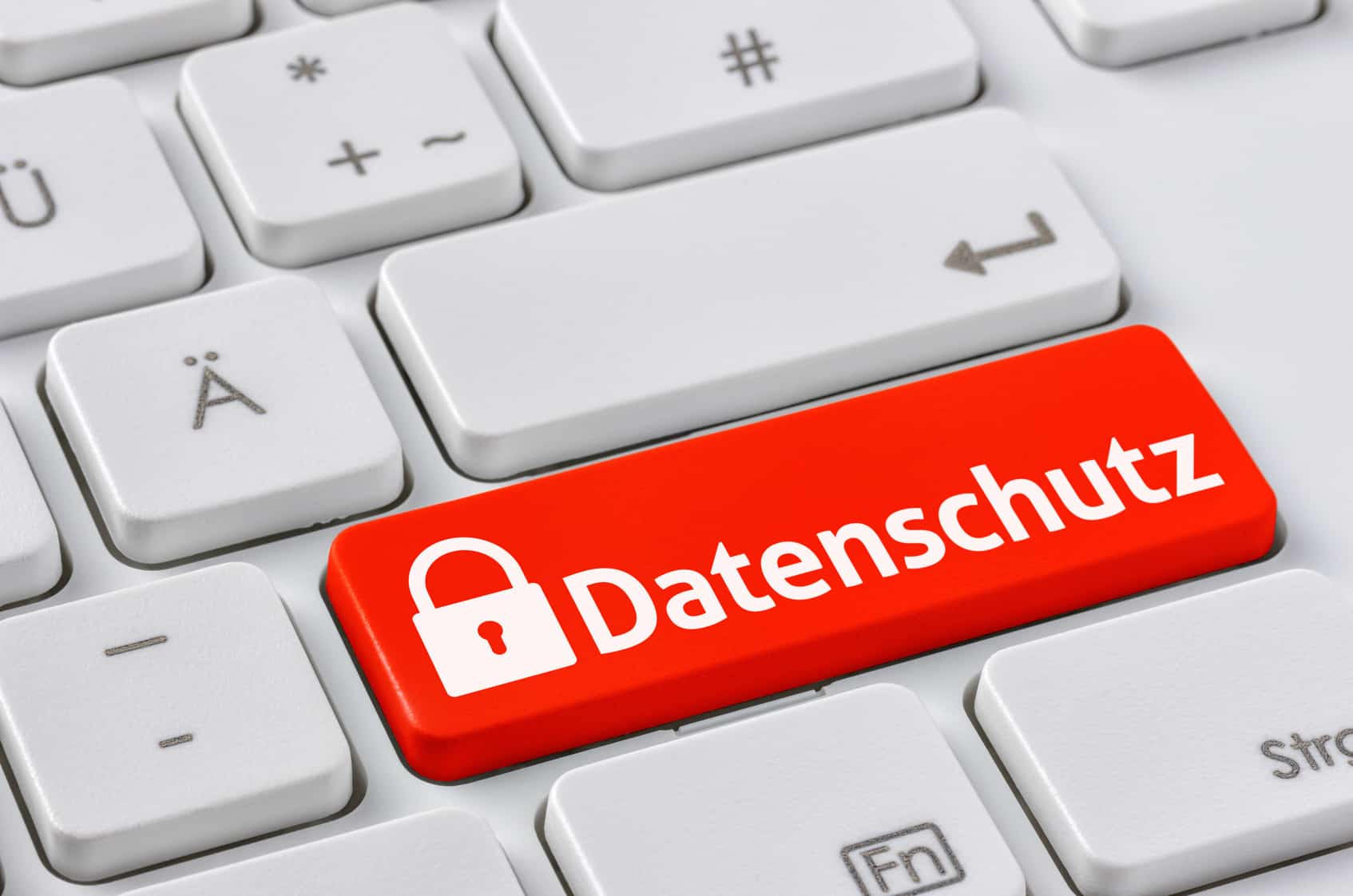 Um teclado com uma tecla vermelha brilhante e a inscrição "Datenschutz" (proteção de dados)