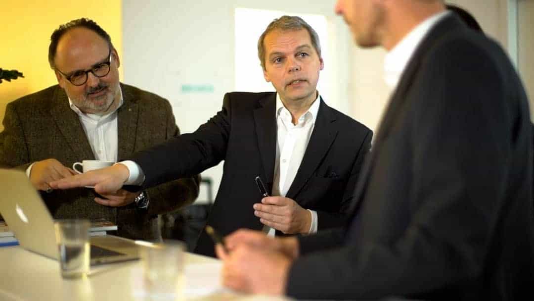 Michael Feier M&A Berater Wien Michael Feier, consultor de fusões e aquisições, em conversa com um empresário