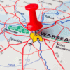 Mapa z pinezką na miasto Warszawa