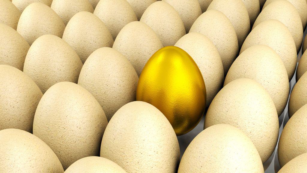 Viele braune Eier und ein goldenes Ei
